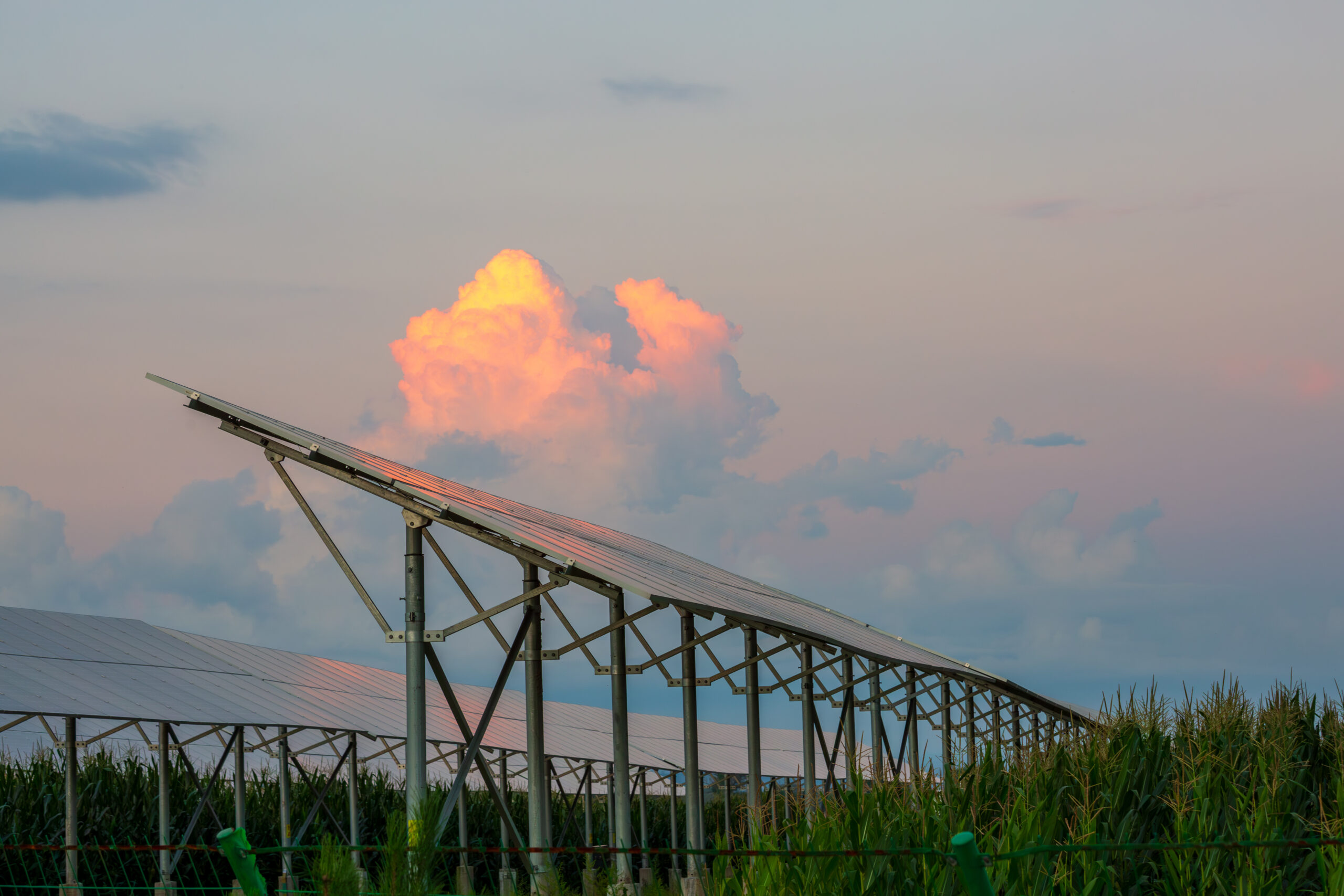 Vue aérienne de parcelles agricoles avec panneaux photovoltaïques