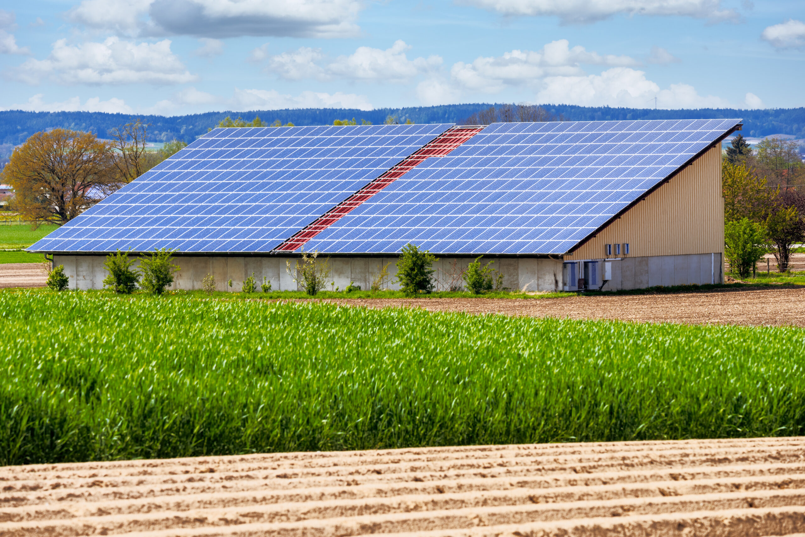 Ombrière photovoltaïque sur un parking et toitures industrielles